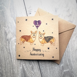 Tarjeta de aniversario personalizada con Corgi y globos con forma de corazón y estrellas, saludo ilustrado con un perro. Elija la cantidad de años que lleve casados o juntos