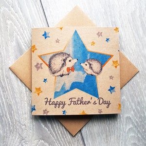 Carte de fête des pères heureuse avec hérissons et étoiles aquarelles, carte de voeux recyclée illustrée unique. Carte idéale pour papa papa grand-père Royaume-Uni