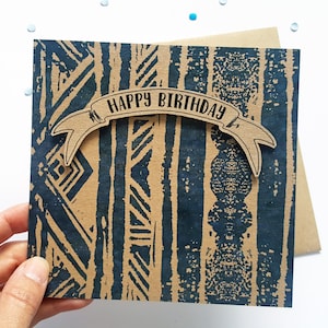 Carte de joyeux anniversaire à motifs avec impression géométrique et bannière 3D, carte idéale pour frère, ami, partenaire. Carton carré recyclé inhabituel UK