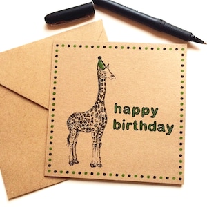 Tarjeta de cumpleaños de jirafa, ilustración de animales de safari con sombrero de fiesta verde. Saludos únicos para hijo, esposa, hermana, amiga y entusiasta de la vida silvestre.