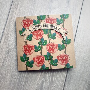 "Happy Birthday Karte ""Rose"" mit Blumen und Blättern, einzigartig illustrierte Grußkarte für Frau, Freundin, Freund." Quadrat mit Banner recycelt