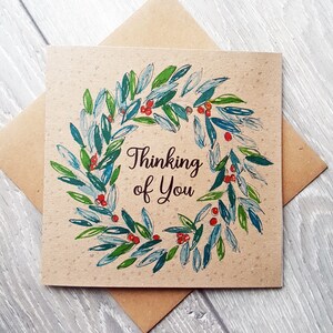 Tarjeta navideña "Pensando en ti" con corona. Envía un mensaje conmovedor a un amigo o familiar esta Navidad en estos momentos difíciles. Reino Unido