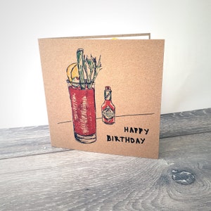 Tarjeta de cumpleaños Bloody Mary, tarjetas ilustradas de cóctel, ideales para amigos, hermanas, novias y tíos. Tarjeta cuadrada reciclada de feliz cumpleaños en papel kraft.