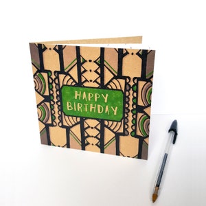 Tarjeta de feliz cumpleaños con estampado, original tarjeta verde y negra para él o ella, hermana, hermano, amigo, tío o novio. Tarjeta cuadrada reciclada.