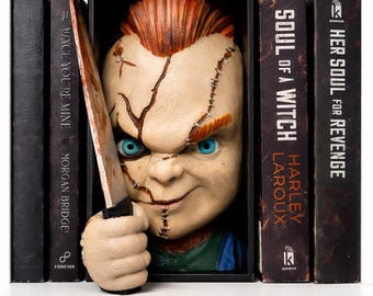 Rincón de lectura inspirado en Chucky / Impreso en 3D y pintado a mano / Decoración de pared de terror / Decoración de estantería gótica