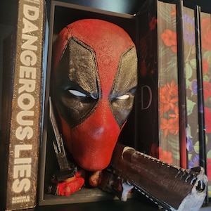 Deadpool Inspired Book Nook / Wall Mount – 3D Printed & Hand Painted Display – Comic Fan Decor – Unique Bookshelf Insert