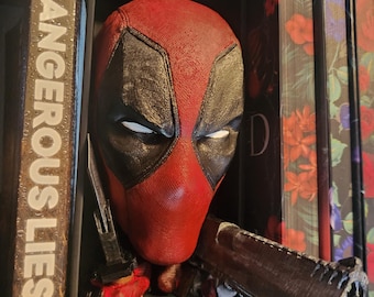 Deadpool Inspired Book Nook / Wall Mount – 3D Printed & Hand Painted Display – Comic Fan Decor – Unique Bookshelf Insert