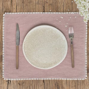 Set di 2 tovagliette in lino con pompon – Morbide tovagliette in lino europeo – Eleganti tovagliette in lino con bordino – Decorazione per la tavola da pranzo