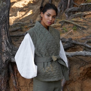 Gesteppte Leinenweste in Dunkelgrün – Boho Ärmellose Weste mit V-Ausschnitt und Wickelgürtel – Herbst Layering Leinen Top für Frauen mit Taschen FONNI