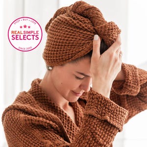 Toalha Turbante de Algodão e Linho com Textura Waffle na Cor Canela – Faixa para Cabelo com Botão – Toalha de Secagem Rápida para Uso em Spa, Banho, Máscara ou Tratamento com Óleo