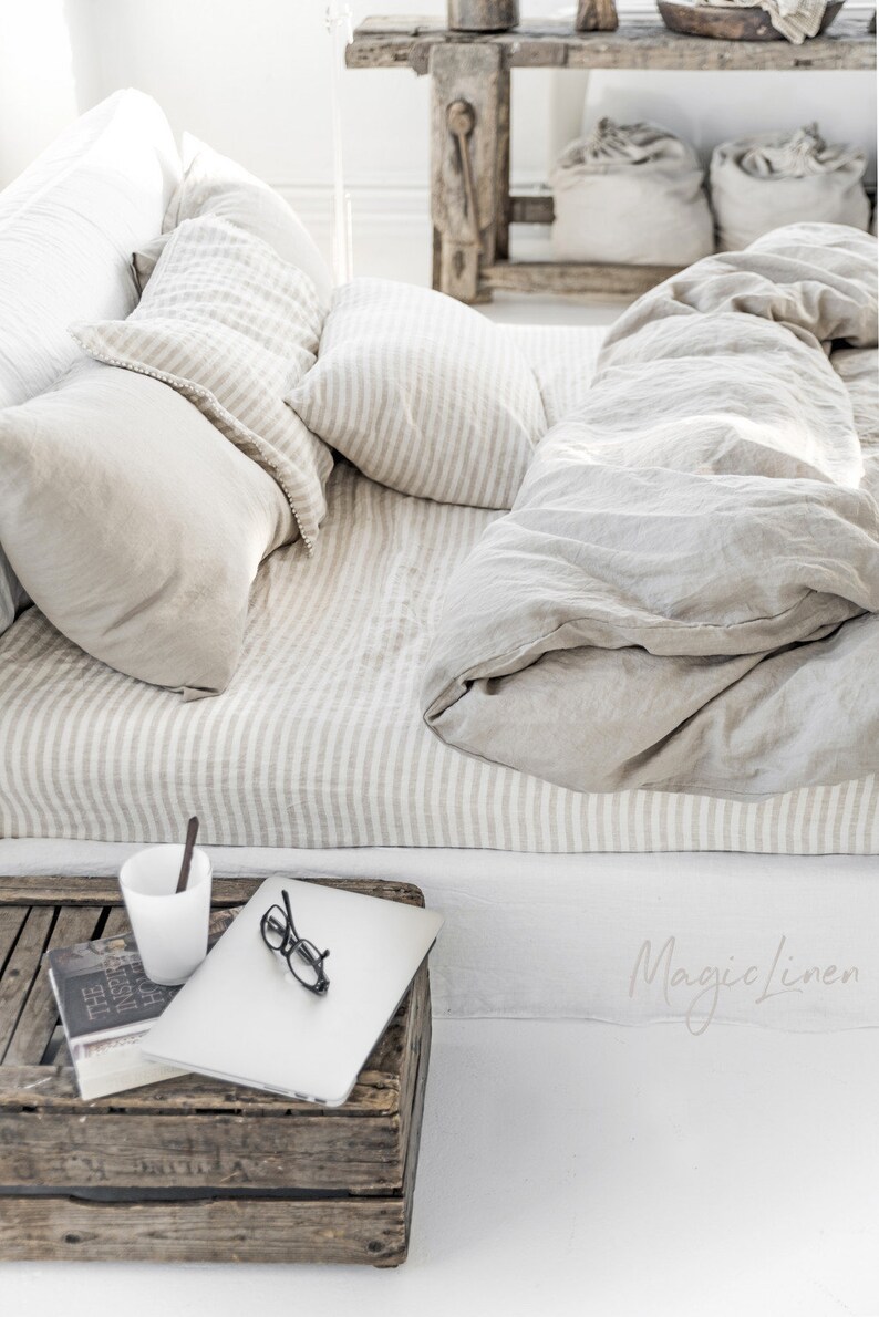 Organic rustic cali calm decor style in a bedroom with stripe linen bedding. #organic #rusticdecor #bedroomdesign