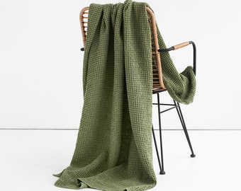 Linen throw blanket in forest green | Waffle blanket  | Couch throw | Green home decor | Sofa throw