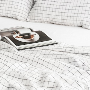 Linnen laken met houtskoolraster – geruit beddengoed – Stonewashed Europees bovenlaken – moderne minimalistische stijl – queensize bed