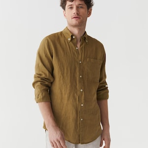 K&ouml;nnte beinhalten: Olivgr&uuml;nes Hemd mit Knopfleiste. Das Hemd hat einen Button-Down-Kragen, eine Brusttasche und hochgekrempelte &Auml;rmel. Es ist aus leichtem Stoff gefertigt und eignet sich f&uuml;r den Alltag.
