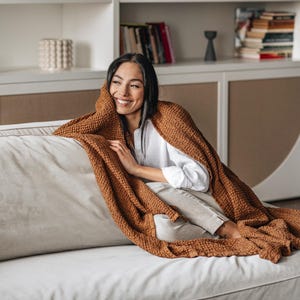 Linnen plaid met kaneelwafel – roestbruin bankdeken – knusse stonewashed bedovertrek – bankkleed aardetinten – warm herfstaccent in huis