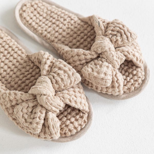 Natuurlijke wafellinnen slippers met strik – Natuurlijke open teenslippers voor dames – Comfortabele, ademende pantoffels voor binnen – Cadeau-idee voor bruidsmeisjes