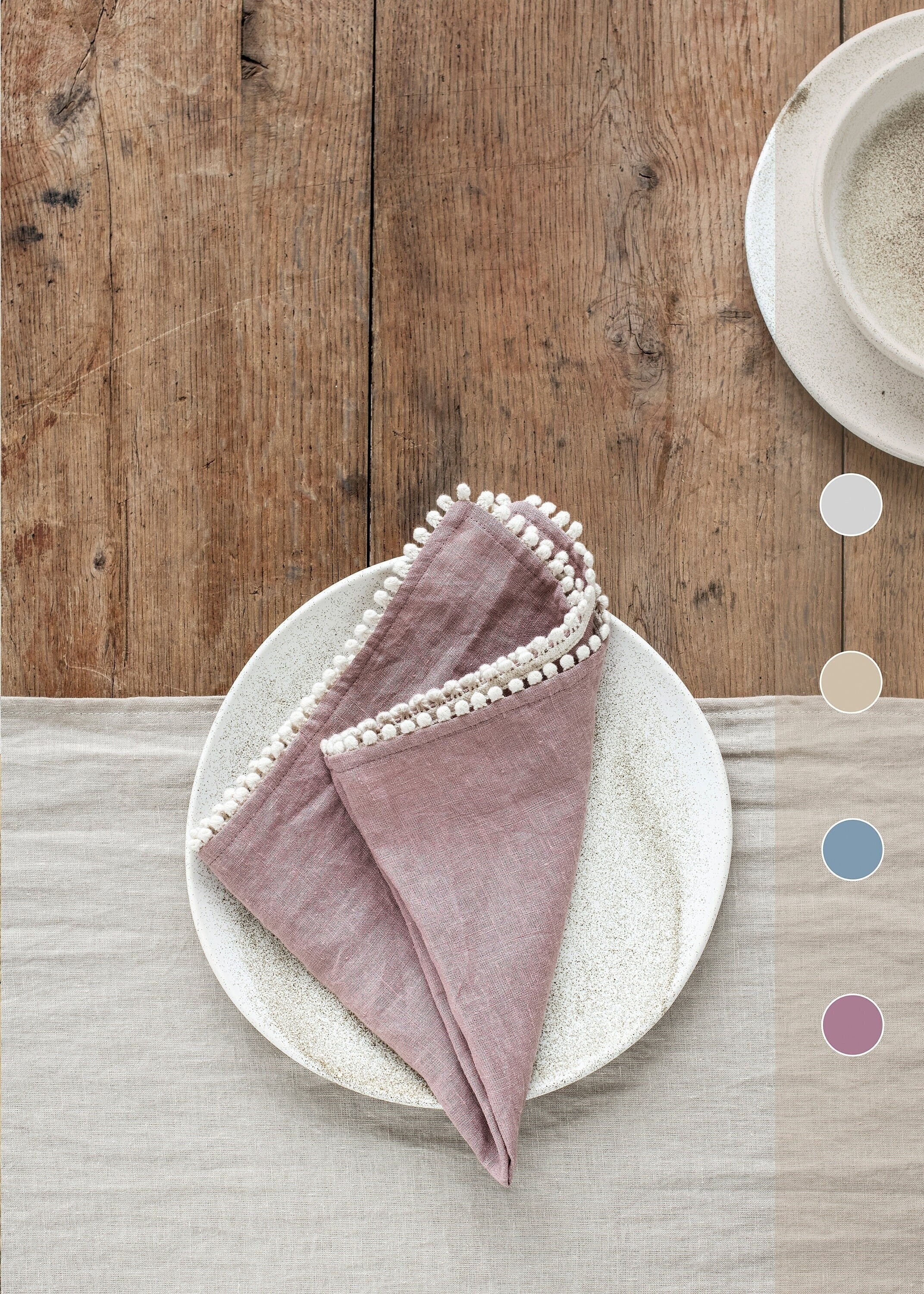 Serviettes en Lin avec Garniture Pom Pom. Ensemble de 2 Serviettes Lin. Différentes Couleurs. Servie