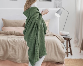 Couverture en lin gaufré vert forêt – Jeté de canapé vert foncé – Housse de canapé douillette – Couverture de lit naturelle lavée à la pierre – Élément de décoration intérieure aux tons naturels