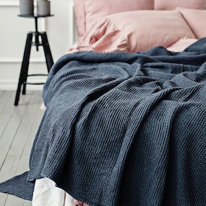 Waffle linen blanket in Dark Gray. Linen throw blanket. Dark Gray bed cover, bedspread, coverlet in King and Queen sizes.