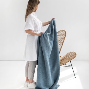 Manta de linho texturizado em tons de cinza e azul – Cobertor azul frio para sofá – Camada texturizada – Capa de sofá com efeito lavado – Acessório minimalista para casa com estilo costeiro