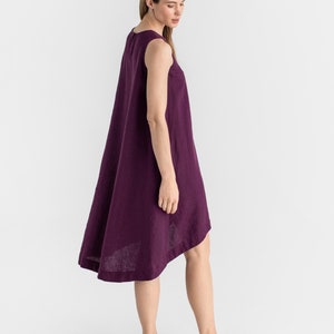 Robe en lin Royal TOSCANA. Robe violette. Robe sans manches. Robe midi d'été. Vêtements en lin pour femmes image 2