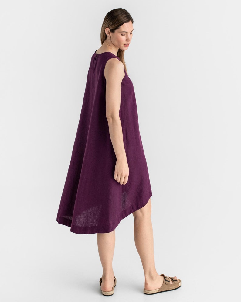 Robe en lin Royal TOSCANA. Robe violette. Robe sans manches. Robe midi d'été. Vêtements en lin pour femmes image 2