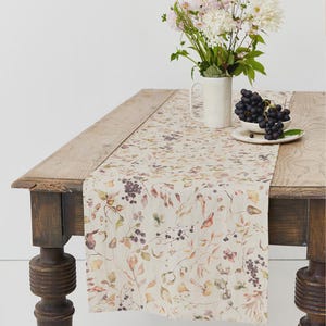 Linnen tafelloper met herfstbosprint – Exclusieve botanische print – tafeldecor herfst – bosstuk – accent dineren tijdens de feestdagen