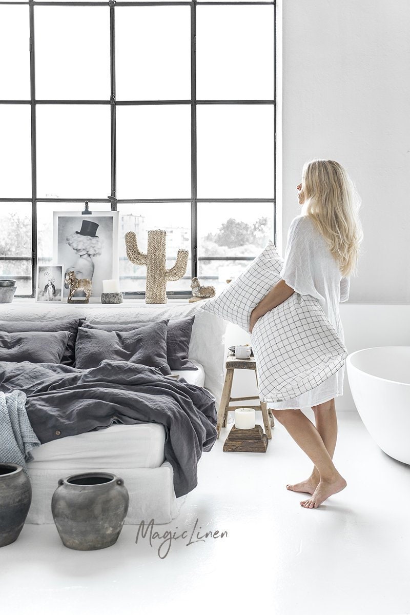 Taie d'oreiller en Lin Grille de Charbon Bois | Vitre. Housse Lin. Literie Linge Lavé.