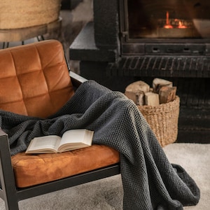 Couverture en lin gaufré gris foncé - Jeté de canapé anthracite - Couvre-lit texturé délavé - Superposition de canapé neutre moderne - Décoration d'intérieur minimaliste