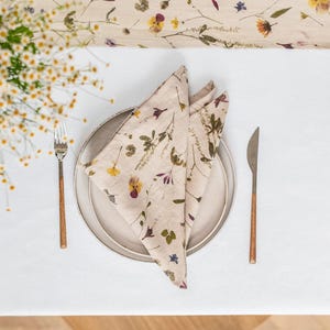 Juego de 2 servilletas de lino con estampado botánico – Servilletas con estampado de herbario – Decoración de mesa suave y reutilizable – Comedor con diseño floral vintage – Regalo ecológico