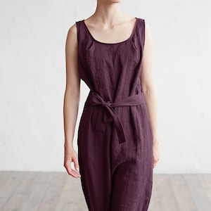 Leinen Overall ANNECY. Ärmelloser Leinenstrampler mit tiefem Schritt. Insgesamt Leinen. Kleidung für Frauen. Dark purple