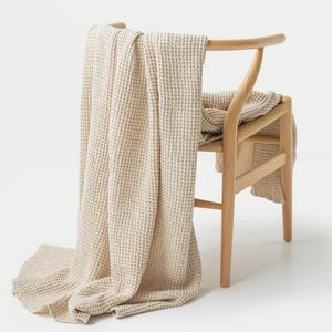 Vanilla Linen Throw Blanket – Soft Waffle Weave Summer Throw – Cozy Breathable Textured Blanket – Housewarming & Home Decor Gift
