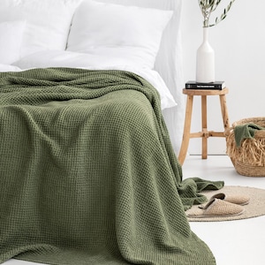 Couverture en lin gaufré vert forêt – Jeté vert foncé douillet pour lit queen ou king – Couvre-lit en lin doux pour intérieurs minimalistes ou champêtres