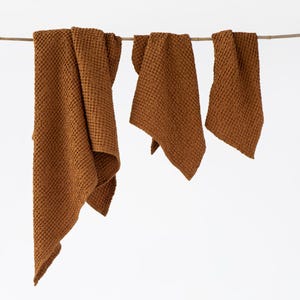 Juego de toallas de lino con textura gofrada color canela: toallas de spa de secado rápido para cuerpo, manos y rostro; toallas de baño exfoliantes en tonos tierra; una idea de regalo sostenible.