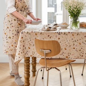 Leinentischdecke mit botanischem Druck – Rustikales herbarliches Blumendesign – Hochzeit, Ostern, Dinner-Party – Tischdecke aus weichem Flachs