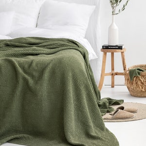 Forest Green Waffle Linen Blanket – Cozy Deep Green Throw for Queen or King Bed – Soft Linen Bedspread for Minimalist or Farmhouse Interiors