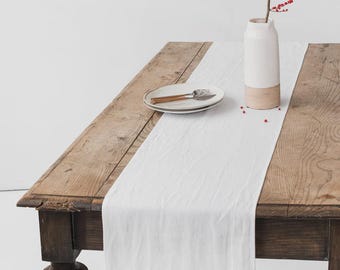 Weißer Leinen Tischläufer - Minimalistische Tischdekoration - Bauernhaus oder Hochzeitstisch Styling - Benutzerdefinierte Rein Leinen Urlaub oder Geschenkidee