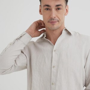 Pu&ograve; includere: Una camicia di lino beige chiaro con maniche lunghe e bottoni. La camicia ha un colletto classico ed &egrave; realizzata in un tessuto leggero e traspirante. La camicia &egrave; di colore neutro e pu&ograve; essere indossata in varie occasioni.