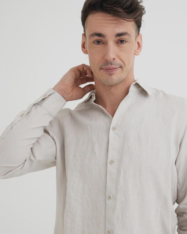 Pu&ograve; includere: Una camicia di lino beige chiaro con maniche lunghe e bottoni. La camicia ha un colletto classico ed &egrave; realizzata in un tessuto leggero e traspirante. La camicia &egrave; di colore neutro e pu&ograve; essere indossata in varie occasioni.