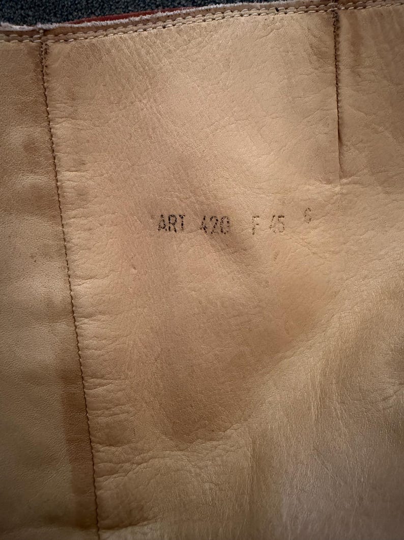 Puede incluir: Primer plano del interior de una bota de cuero marr&oacute;n claro. El texto "ART 420 F 45 6" est&aacute; estampado en el cuero. El cuero tiene grano y costuras visibles.