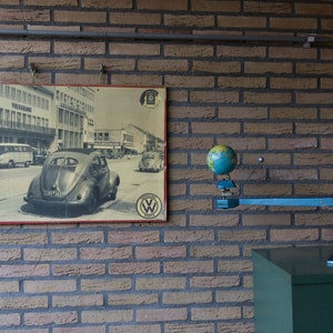 Alter Vintage-Druck auf Karton, Volkswagen VW mit einem Käfer und einem Transporter.