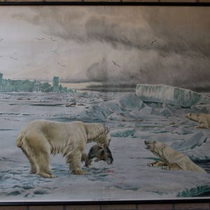 Könnte beinhalten: Vintage-Druck, der Eisbären in einer eisigen Umgebung zeigt. Zwei erwachsene Bären und ein Junges befinden sich auf dem Eis, wobei einer Beute hält. Der Hintergrund zeigt Eisberge, einen stürmischen Himmel und Vögel. Der Druck ist gerahmt.