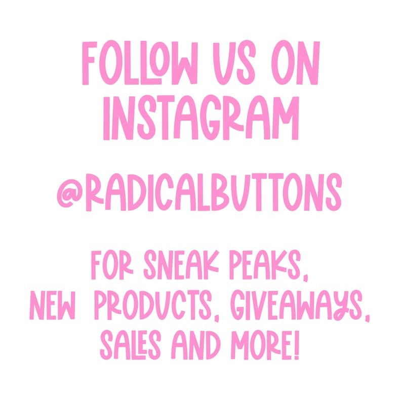 K&ouml;nnte beinhalten: Rosaer Text auf wei&szlig;em Hintergrund, der "FOLLOW US ON INSTAGRAM @RADICALBUTTONS FOR SNEAK PEAKS, NEW PRODUCTS, GIVEAWAYS, SALES AND MORE!" sagt.