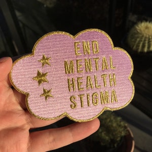 Peut inclure: Patch en forme de nuage violet avec du texte brodé en or qui dit "End Mental Health Stigma" et trois étoiles dorées.