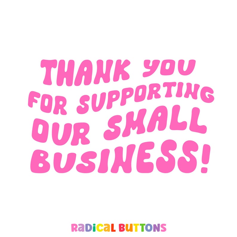 Puede incluir: Texto rosa sobre fondo blanco que dice "&iexcl;Gracias por apoyar nuestro peque&ntilde;o negocio!" con el texto "Radical Buttons" en colores arco&iacute;ris debajo.