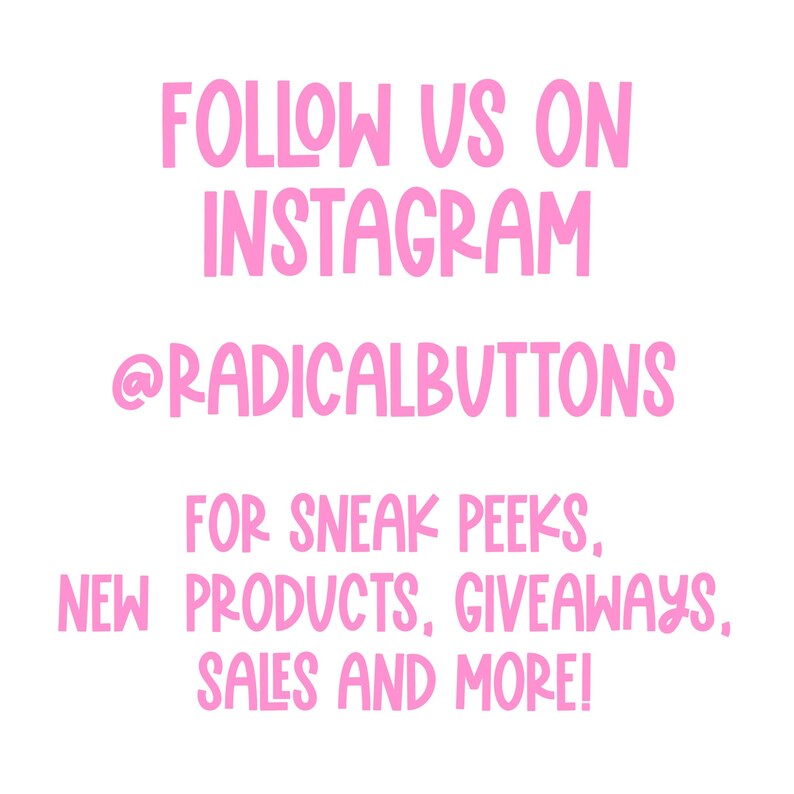 Op de afbeelding: Roze tekst op een witte achtergrond die zegt "FOLLOW US ON INSTAGRAM @RADICALBUTTONS FOR SNEAK PEEKS, NEW PRODUCTS, GIVEAWAYS, SALES AND MORE!"