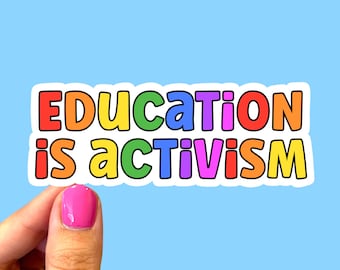 Può includere: Un adesivo bianco con testo arcobaleno che dice "EDUCATION is ACTIVISM".
