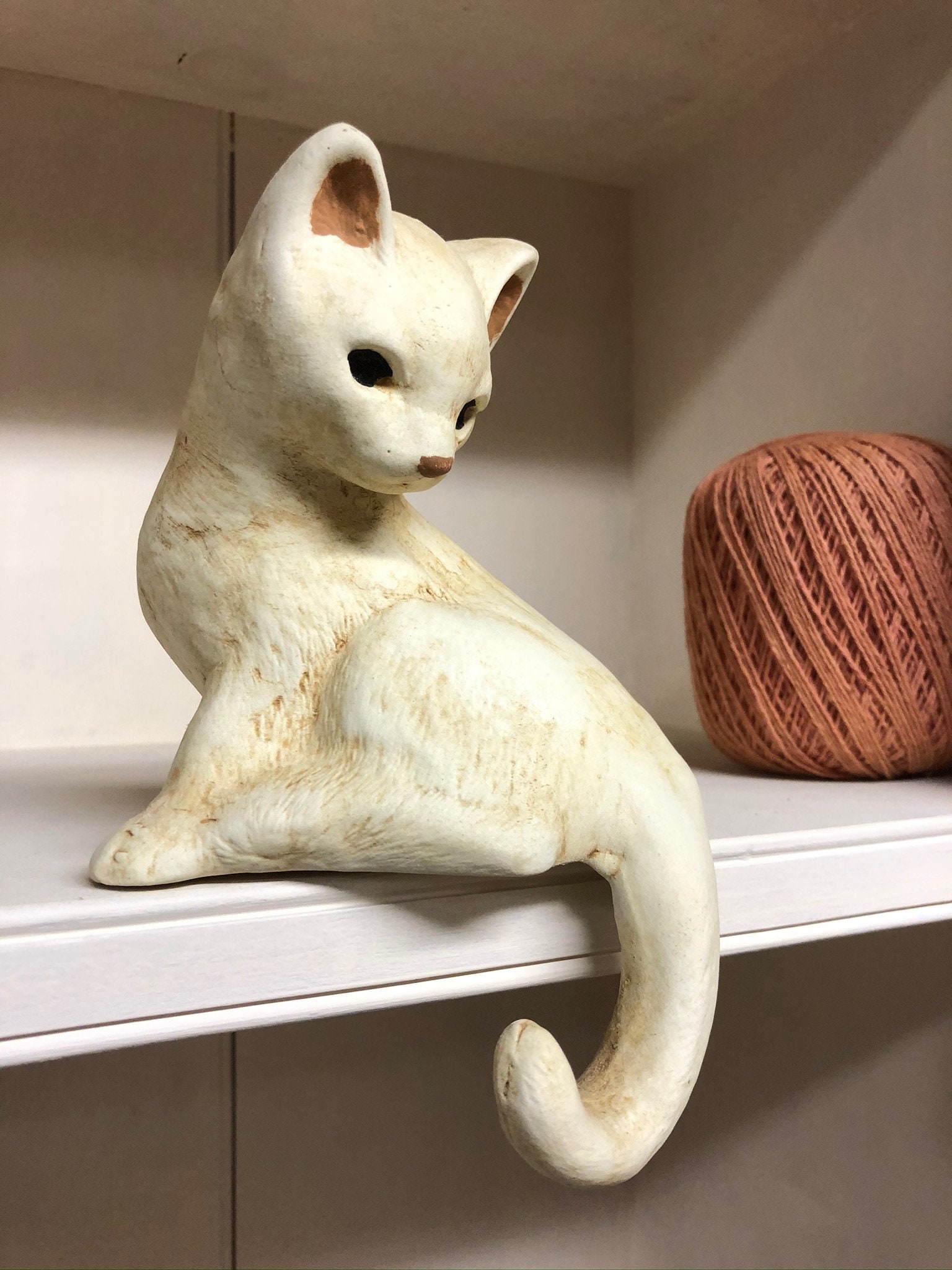 El gatito de cerámica del gato se sienta en el borde del | Etsy