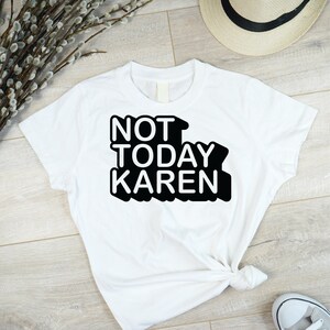 K&ouml;nnte beinhalten: Wei&szlig;es T-Shirt mit schwarzem Text, der "NOT TODAY KAREN" in einer fetten, blockartigen Schriftart lautet.