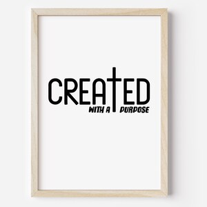 以下が含まれることがあります： 「CREATED WITH A PURPOSE」というテキストと、CREATEDの単語の真ん中に十字架が描かれた白黒のプリントです。